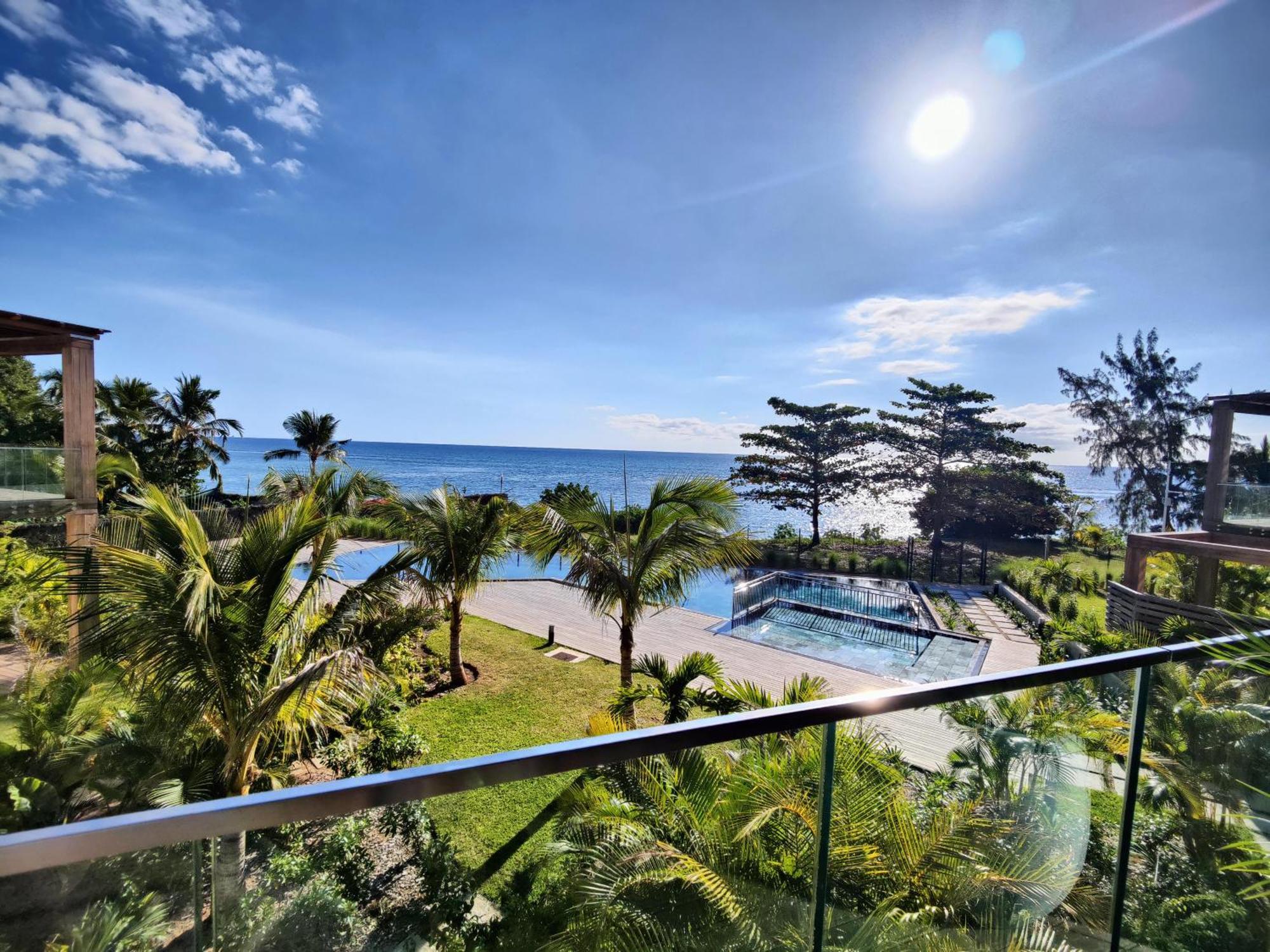 Ocean Point Beach Front Apartment Pointe aux Piments Exterior photo