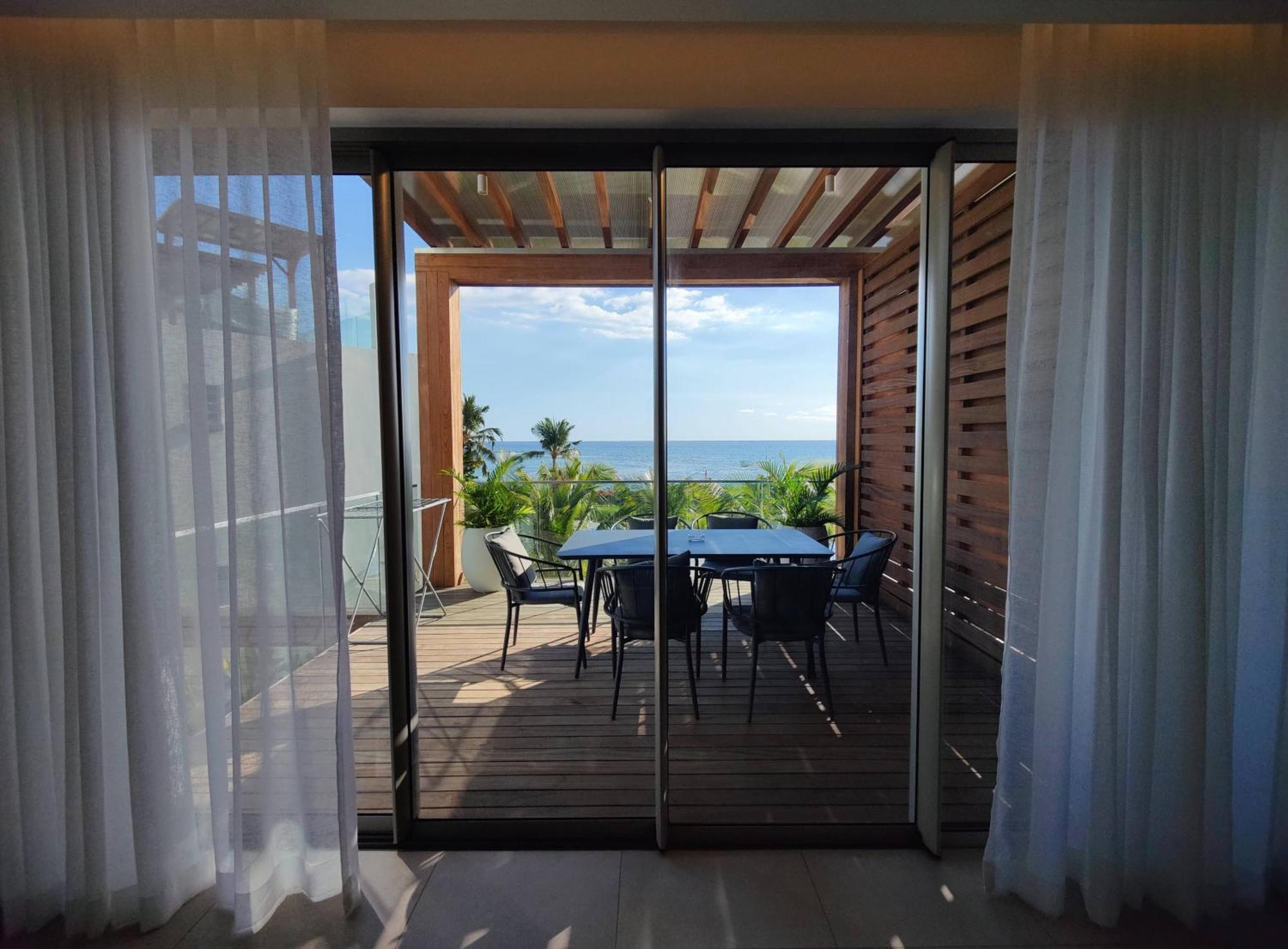 Ocean Point Beach Front Apartment Pointe aux Piments Exterior photo