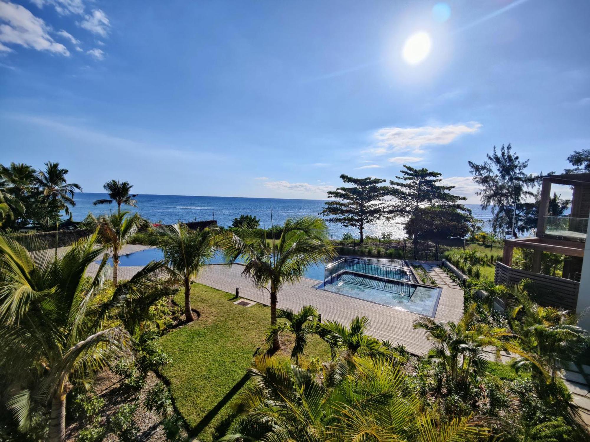 Ocean Point Beach Front Apartment Pointe aux Piments Exterior photo